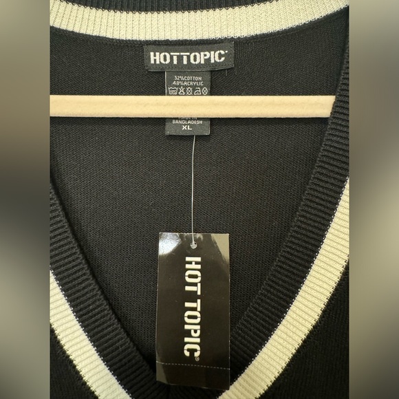 HOT TOPIC Sweater Vest - Picture 5 of 7